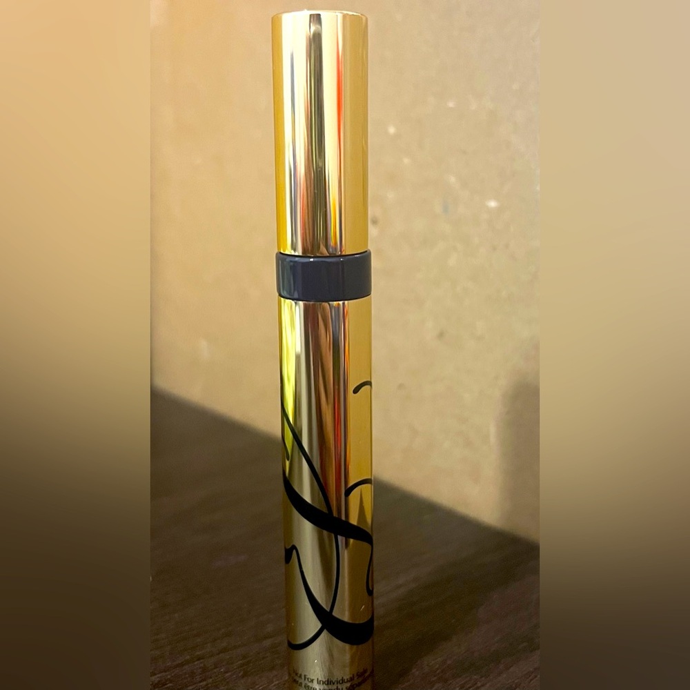 Estee lauder Mascara Sumptuous Extreme 
Lash multiplying volume 01 extreme black